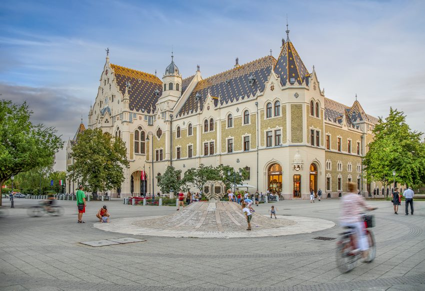 Kossuth tér — main square